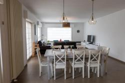 Leefruimte met ruime eettafel en gezellige zithoek